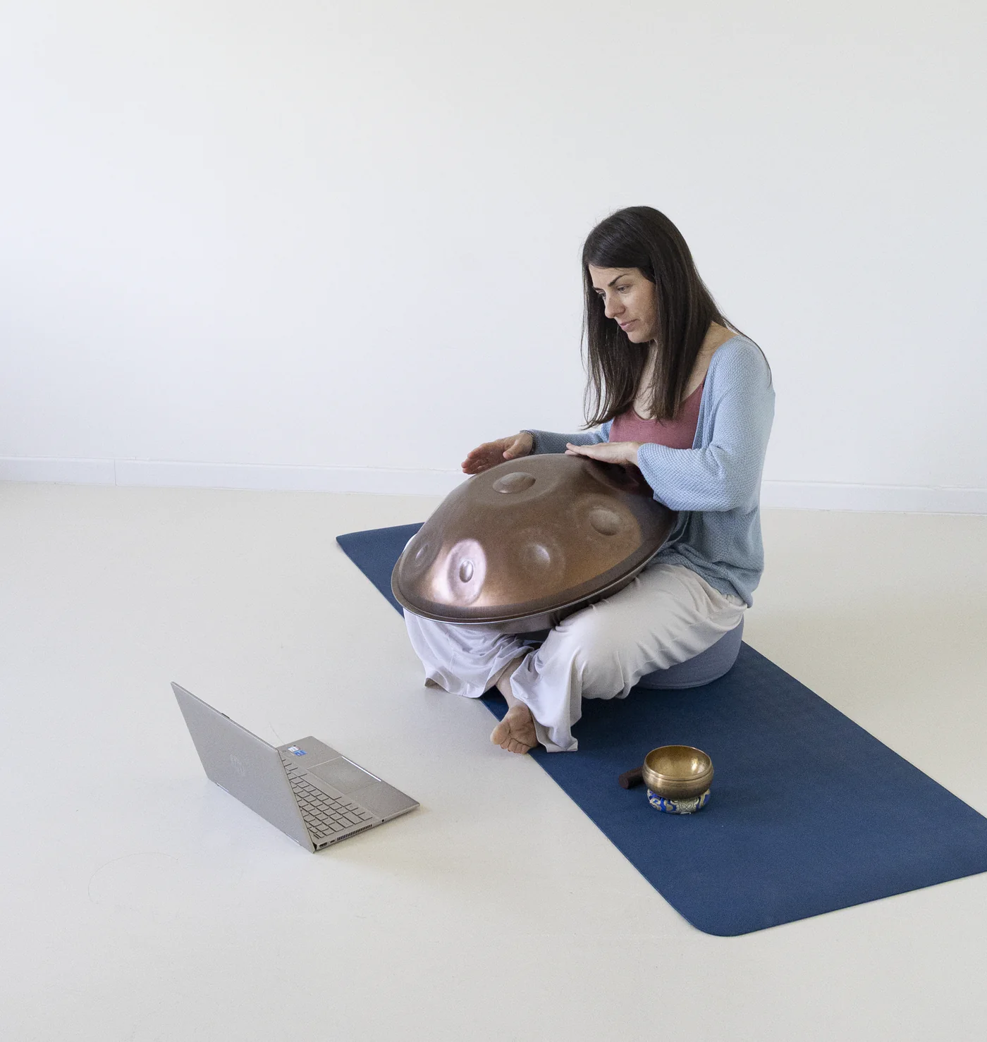 Esther Mambrilla durante una sesión online de mindfulness con el handpan